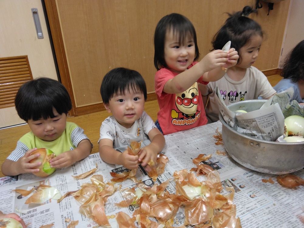 玉ねぎの皮むきをする子ども (6)