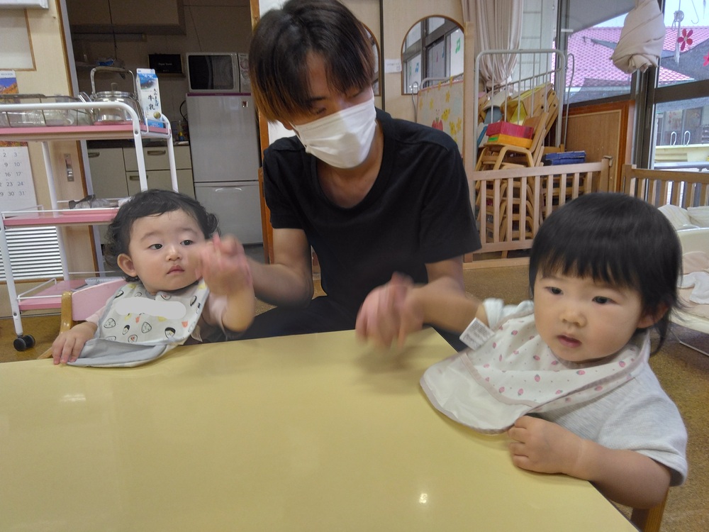 手をつなぐ子ども
