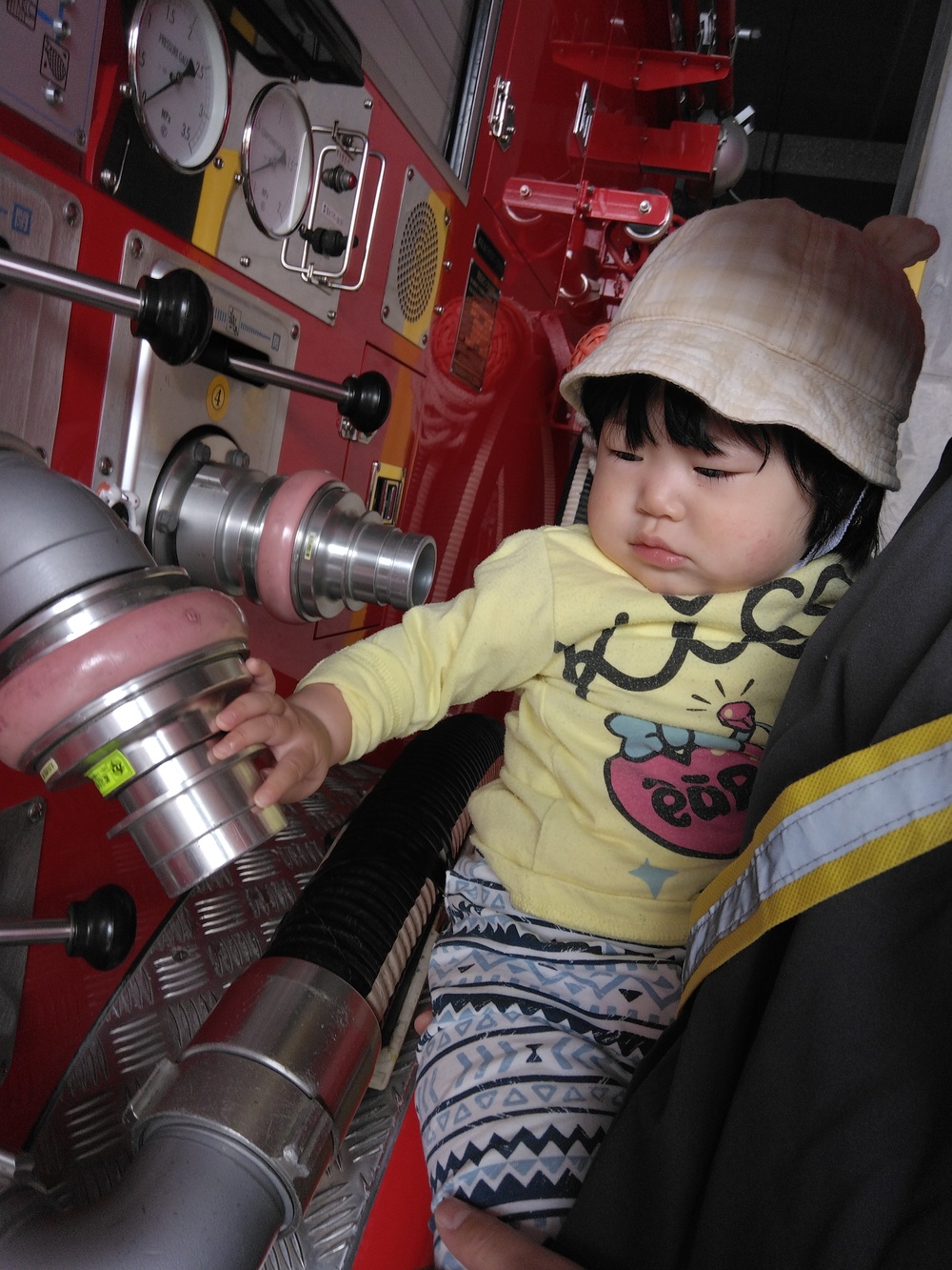 消防車を見る子ども