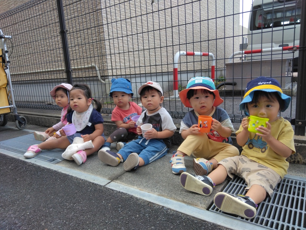 救急車を見る子ども⑴