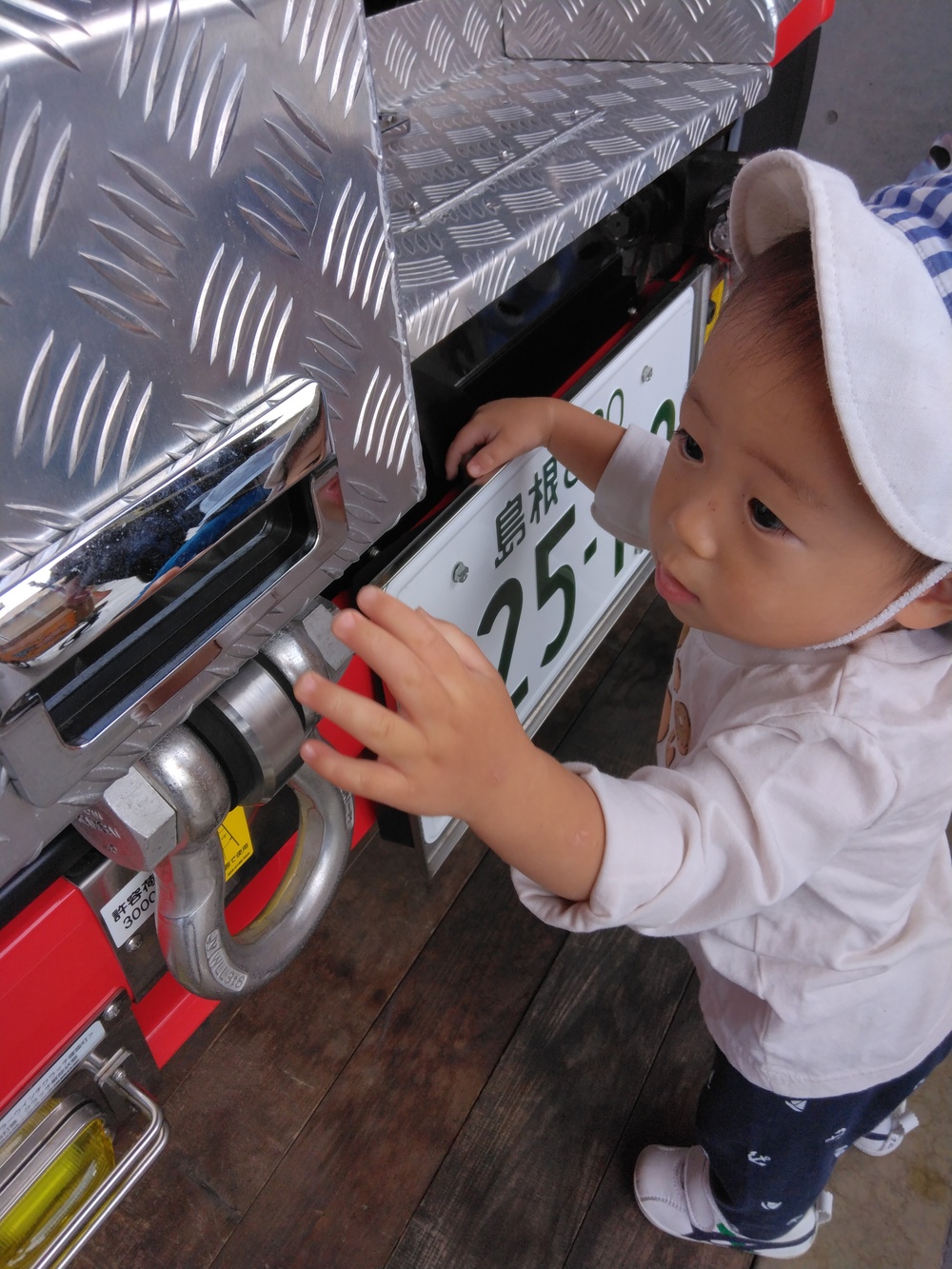 消防車を見る子ども (4)