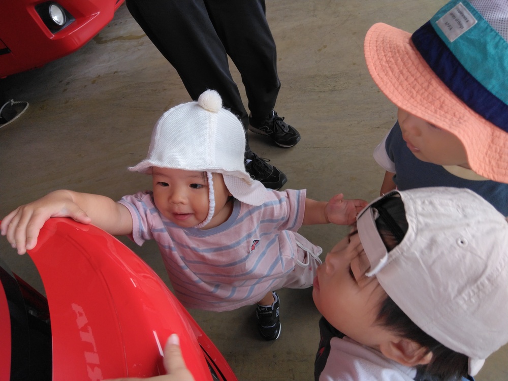 消防車を触ってみる子ども⑴