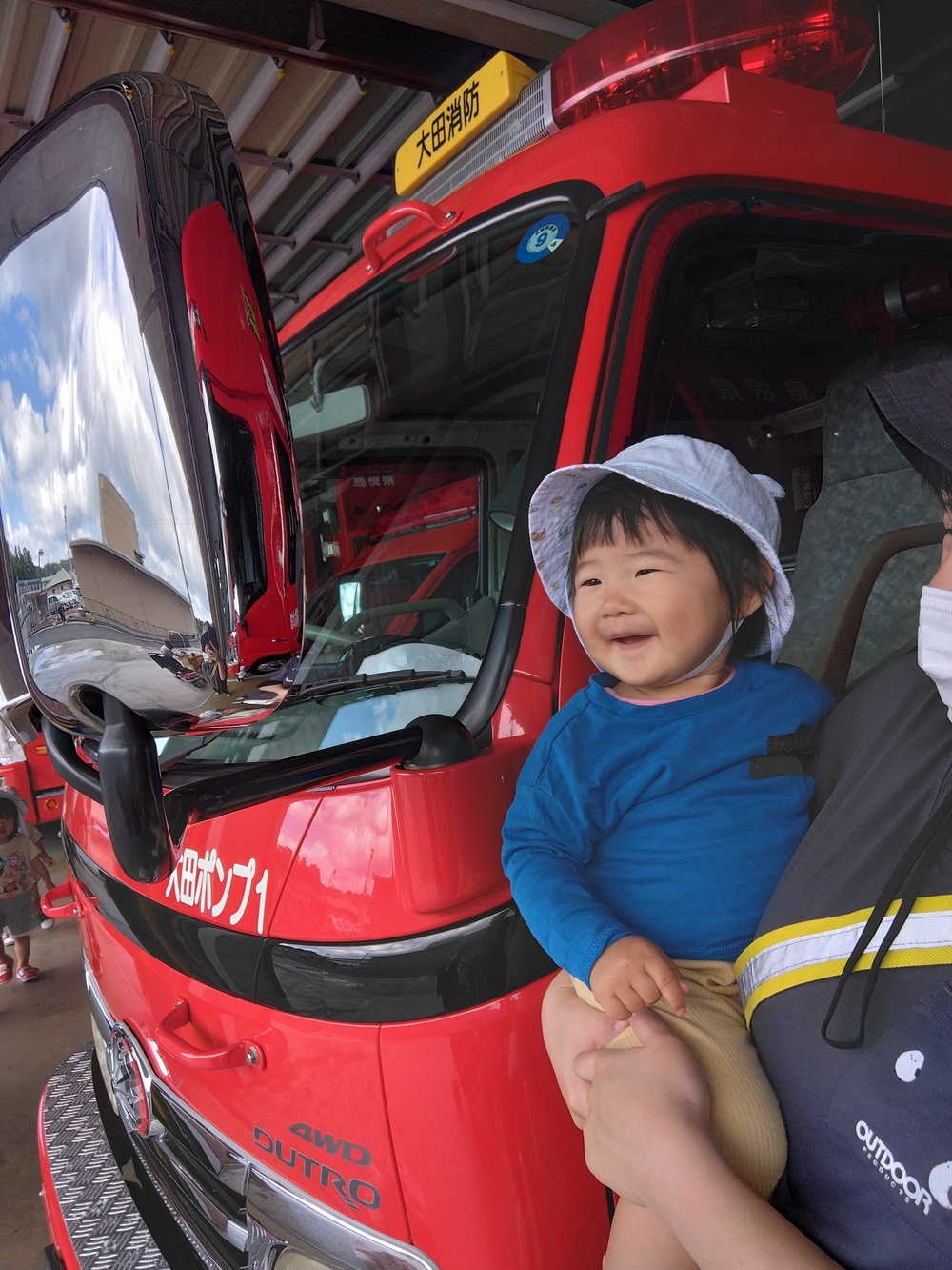 消防車を見る子ども (3)