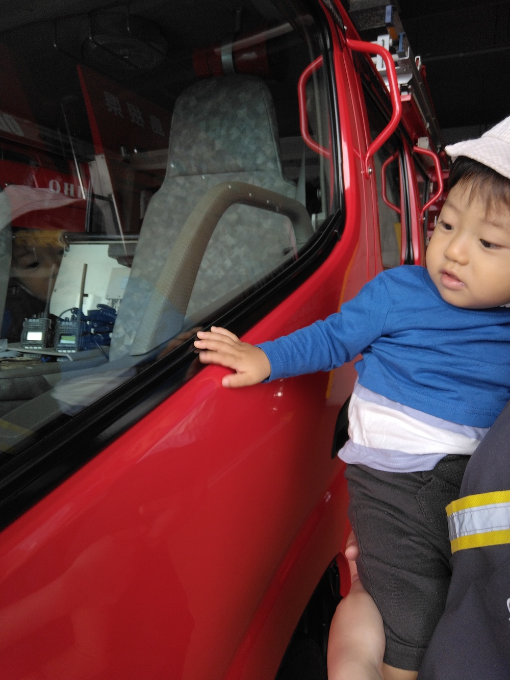消防車を見る子ども (2)