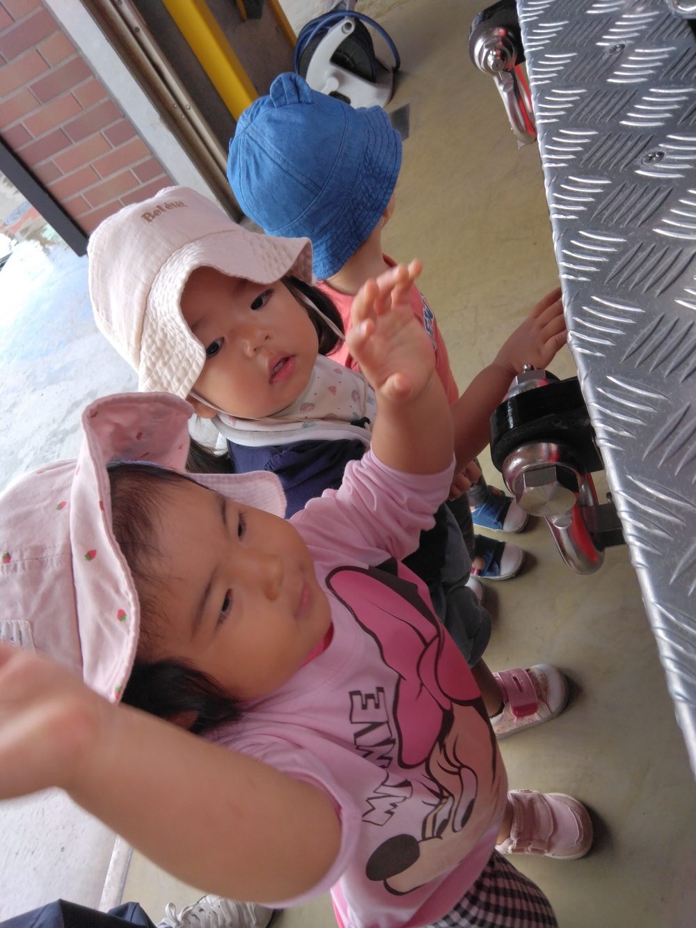 消防車を触ってみる子ども⑵
