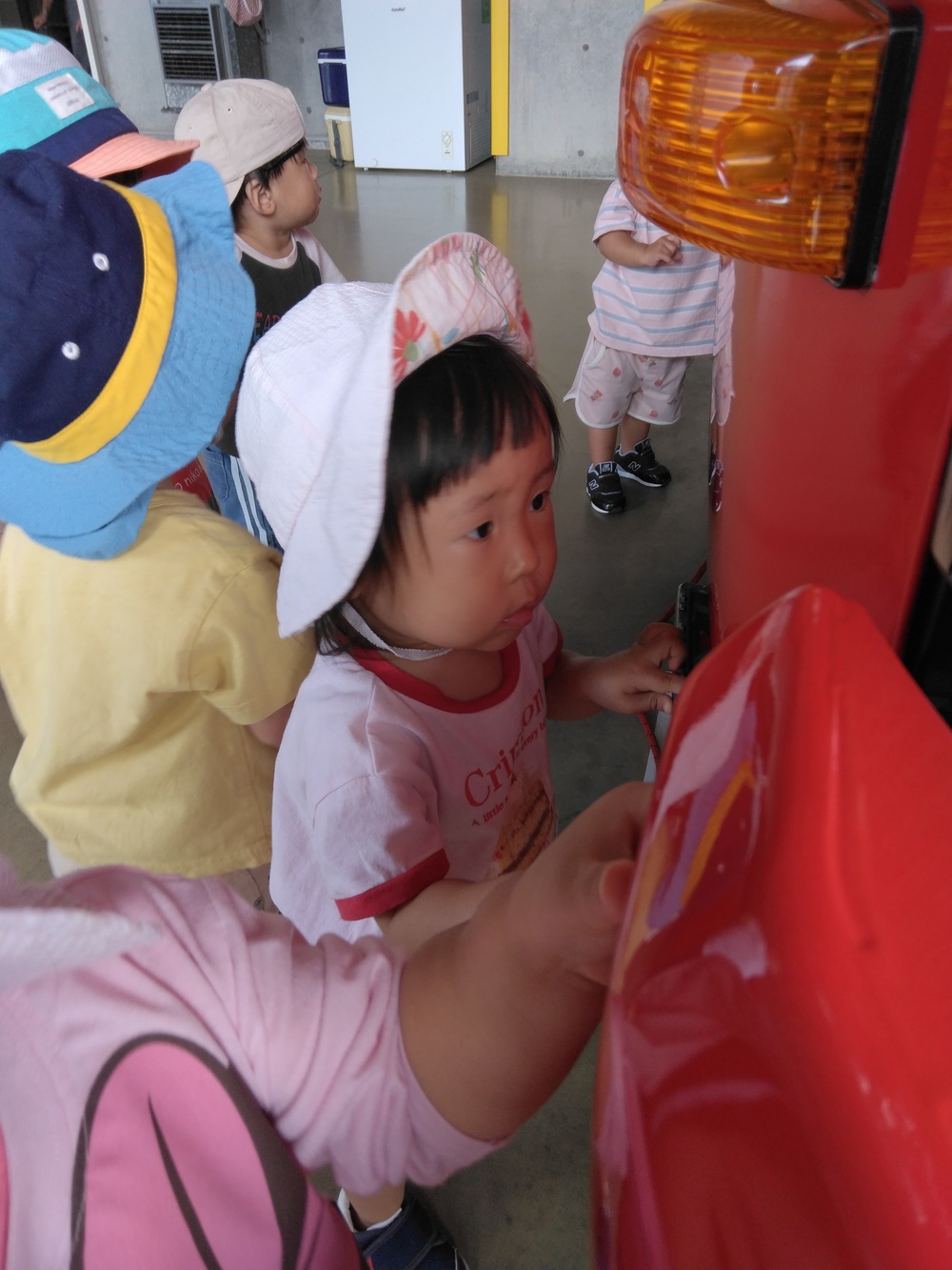 消防車を触ってみる子ども⑶