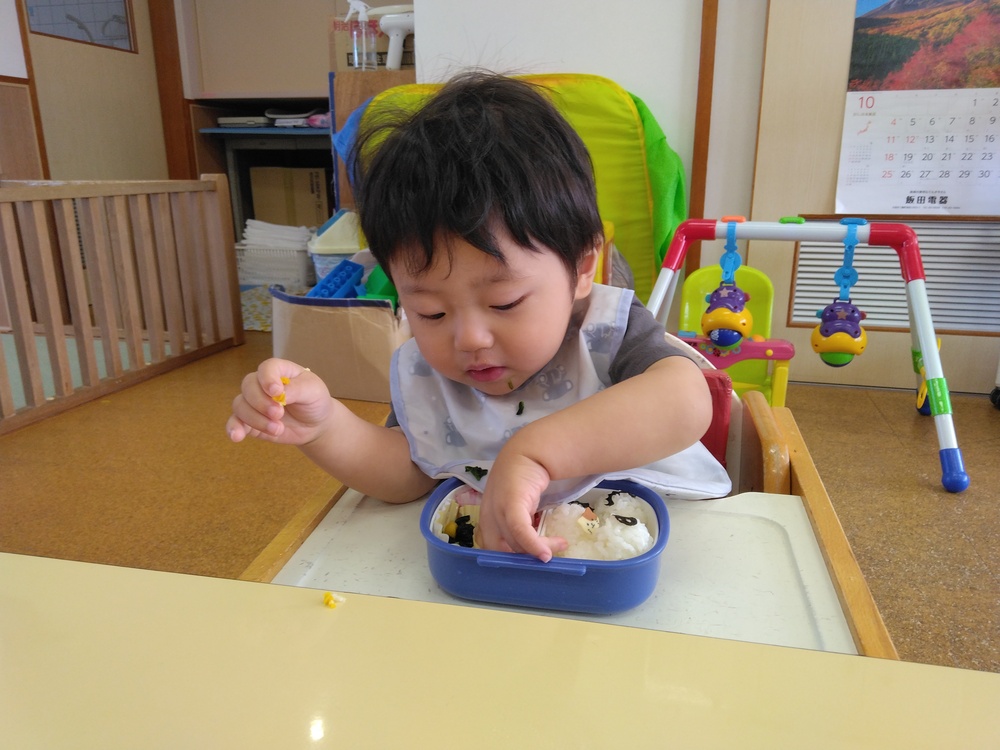 お弁当を食べる子ども４