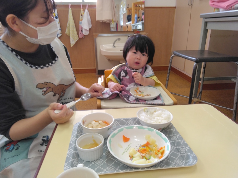 お弁当を食べる子ども5