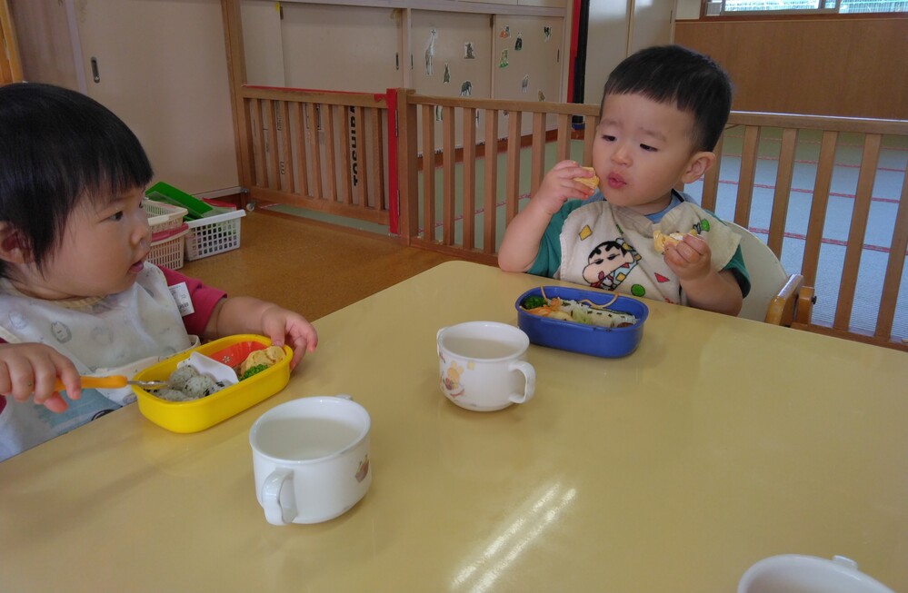 お弁当を食べる子ども６