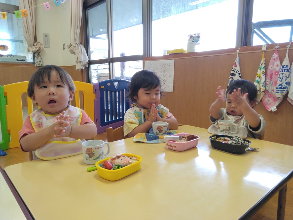 お弁当を食べている様子 (2)