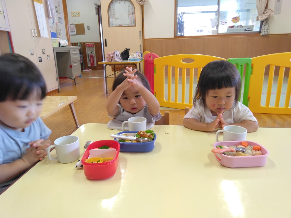 お弁当を食べている様子 (3)
