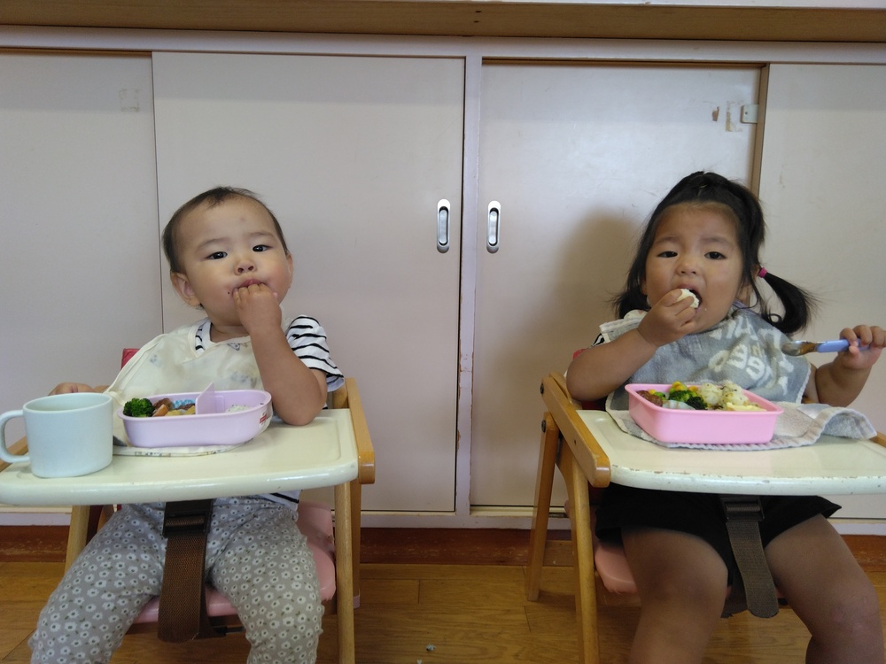 お弁当を食べている様子 (4)
