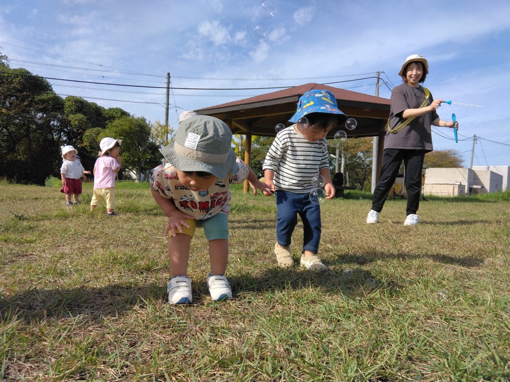 駅北公園で遊ぶりんご組の子ども (2)