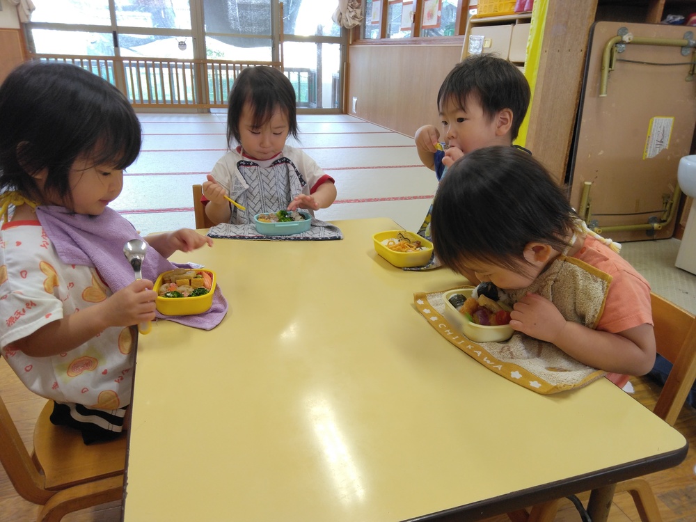 お弁当を食べている様子 (1)
