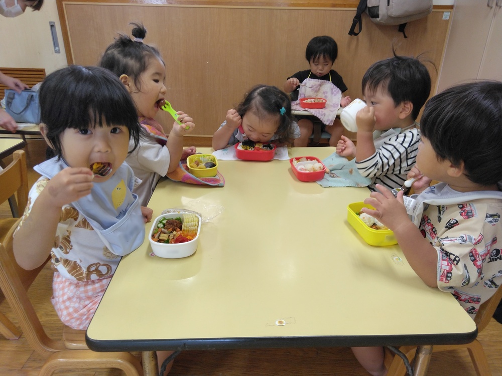 お弁当を食べている様子 (5)