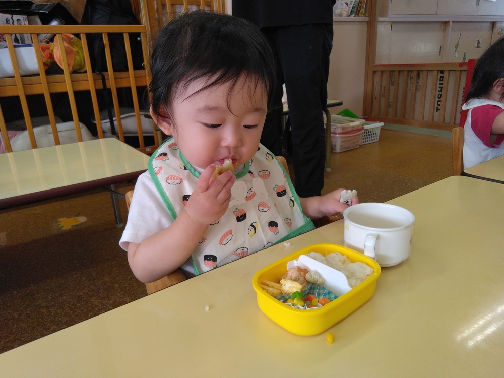 お弁当を食べる子ども３