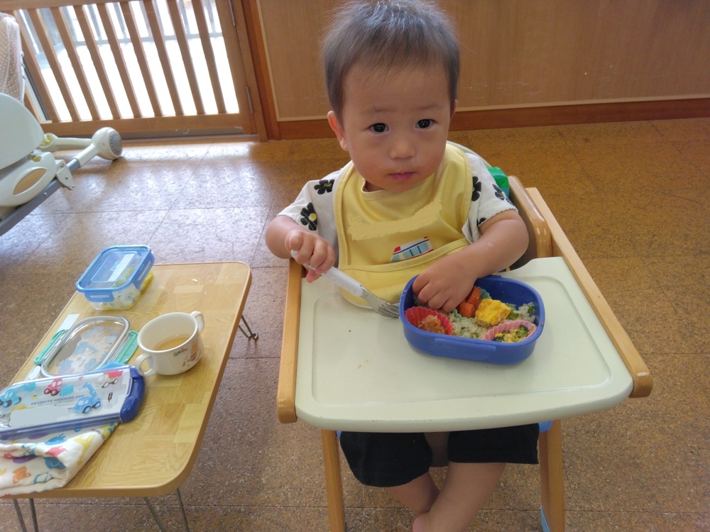 お弁当を食べる子ども