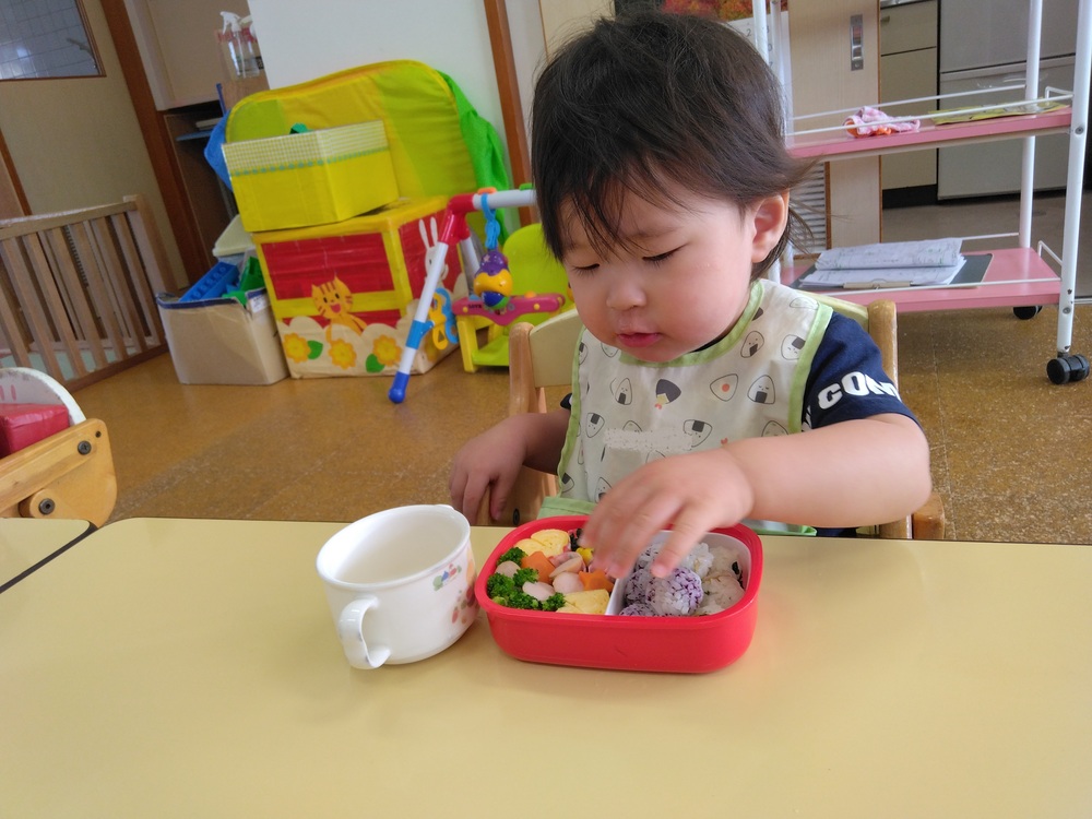 お弁当を食べる子ども ５
