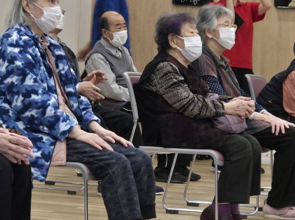 最前列の真ん中で聞いておられる