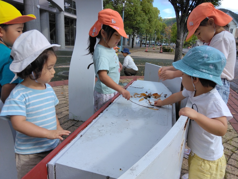 あすてらす前で遊ぶ子ども (1)
