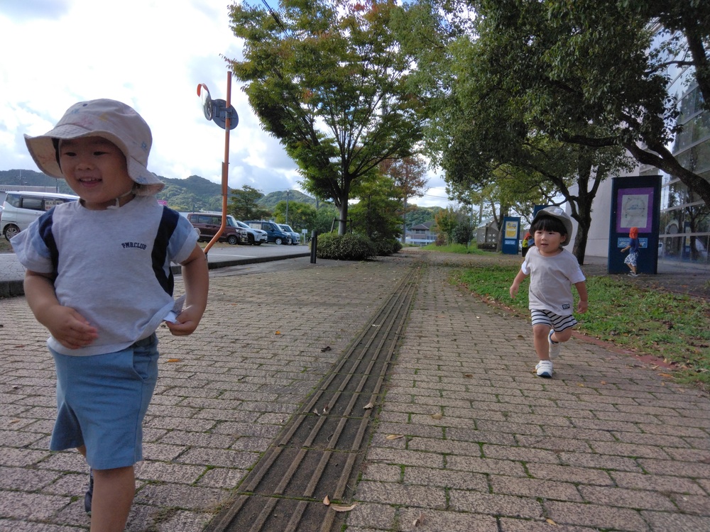 あすてらす前で遊ぶ子ども (2)