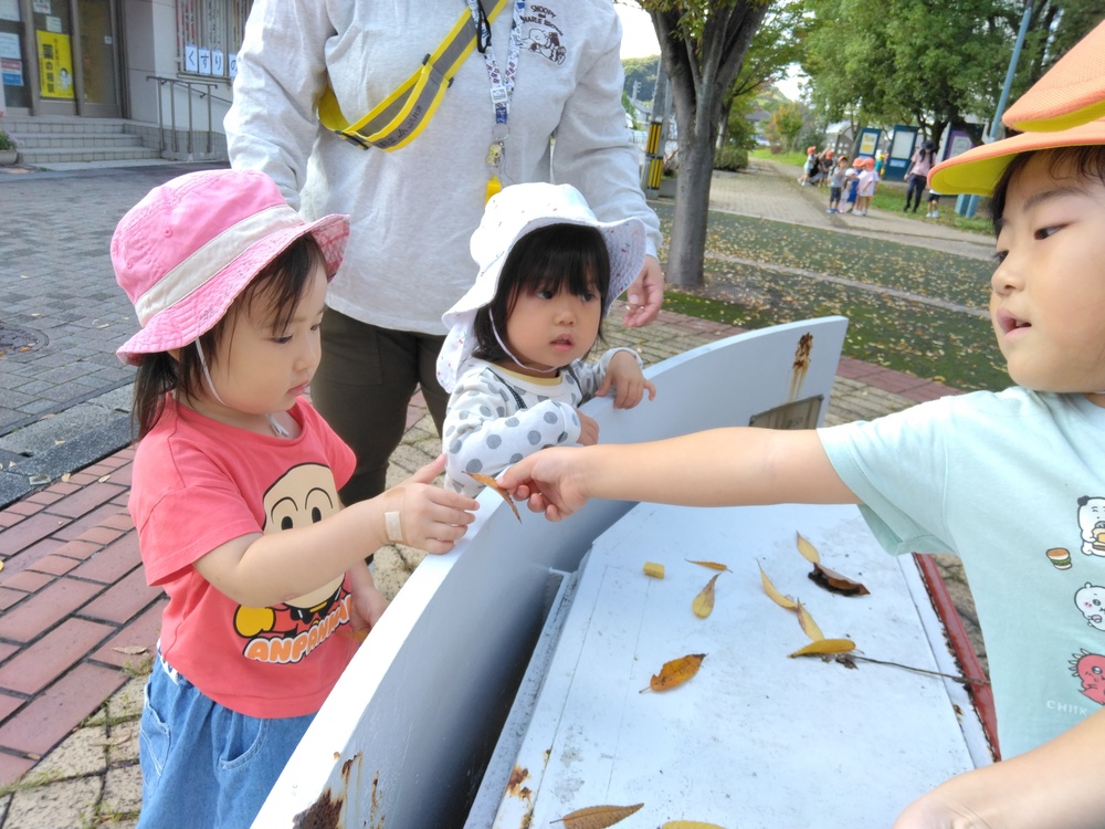 あすてらす前で遊ぶ子ども (3)
