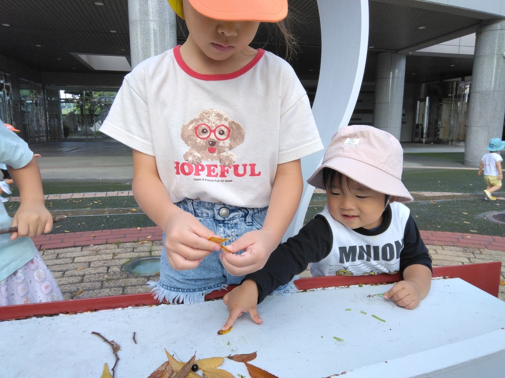 あすてらす前で遊ぶ子ども (4)