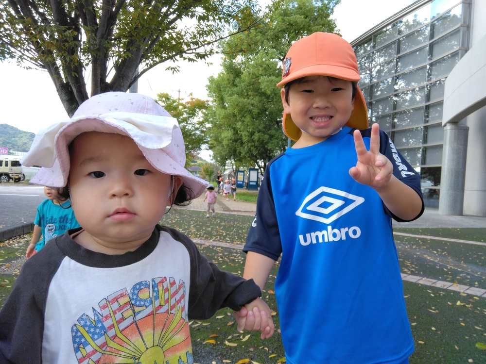 あすてらす前で遊ぶ子ども (5)