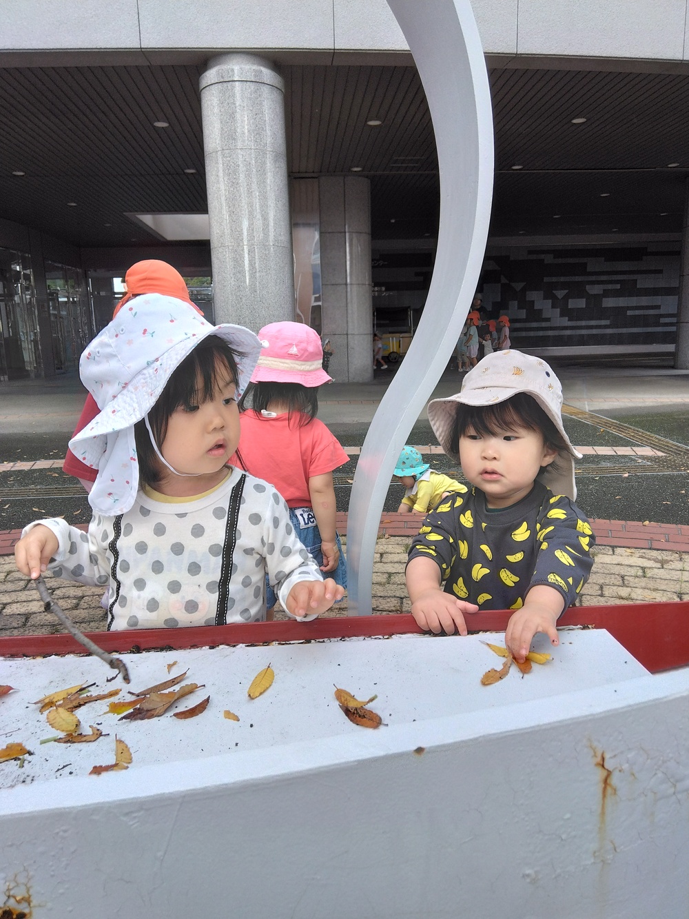散歩中に遊ぶ子ども