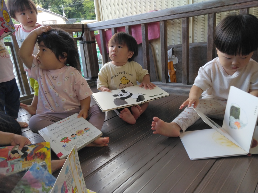 テラスで遊ぶ子ども２