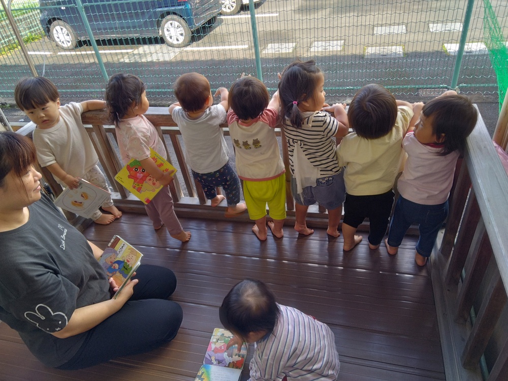 テラスで遊ぶ子ども３