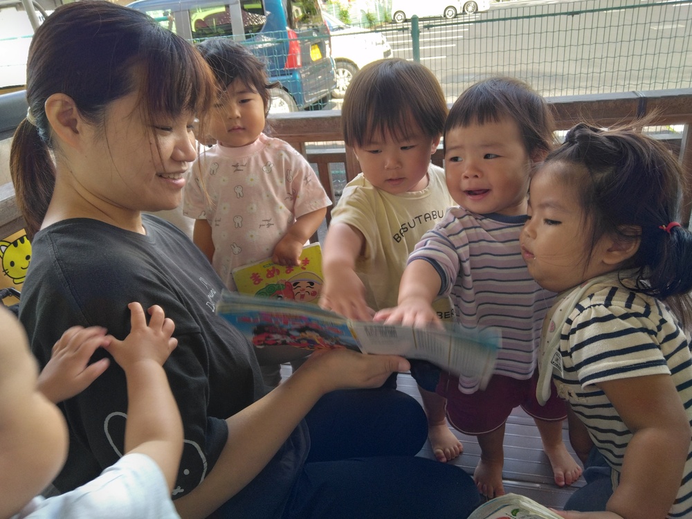 テラスで遊ぶ子ども４