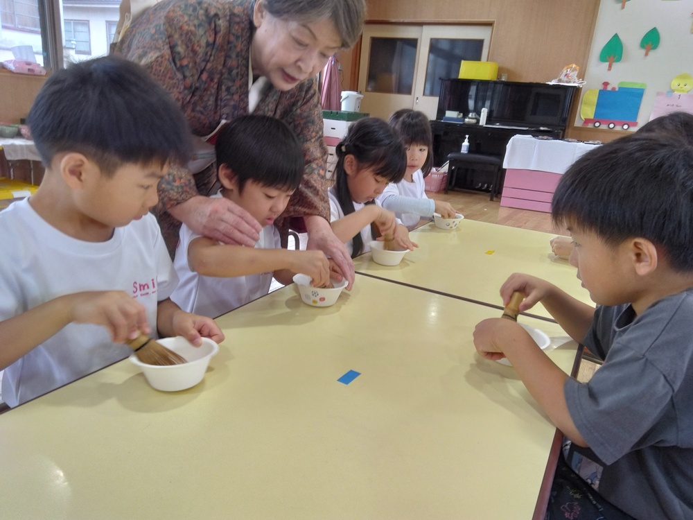 お抹茶を点てる練習をしている様子