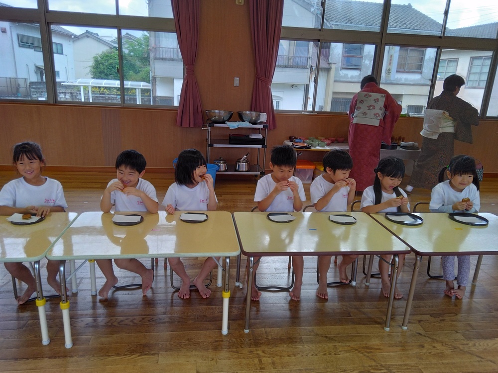 和菓子を食べている様子