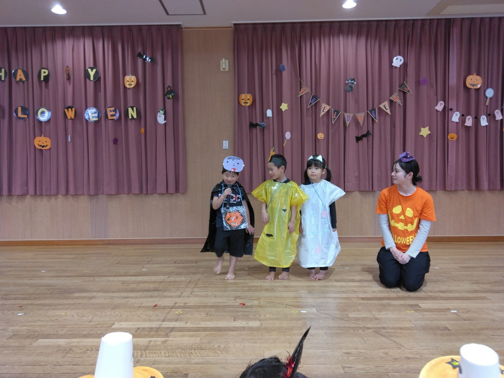 インタビューに答えている様子