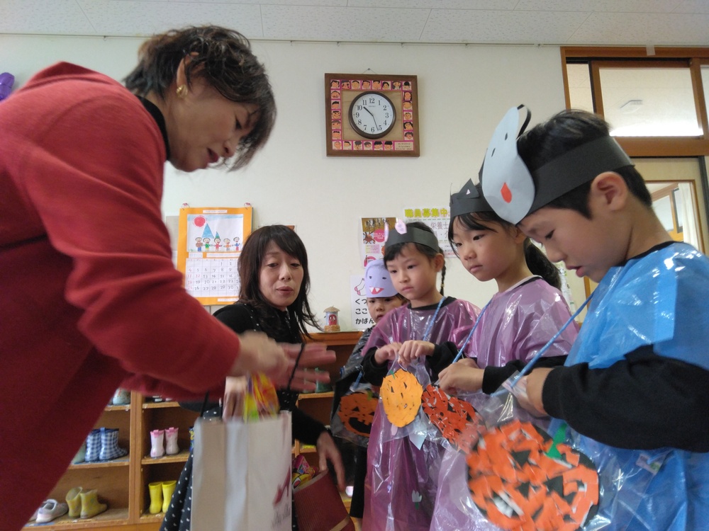 地域の方からお菓子をもらっている様子