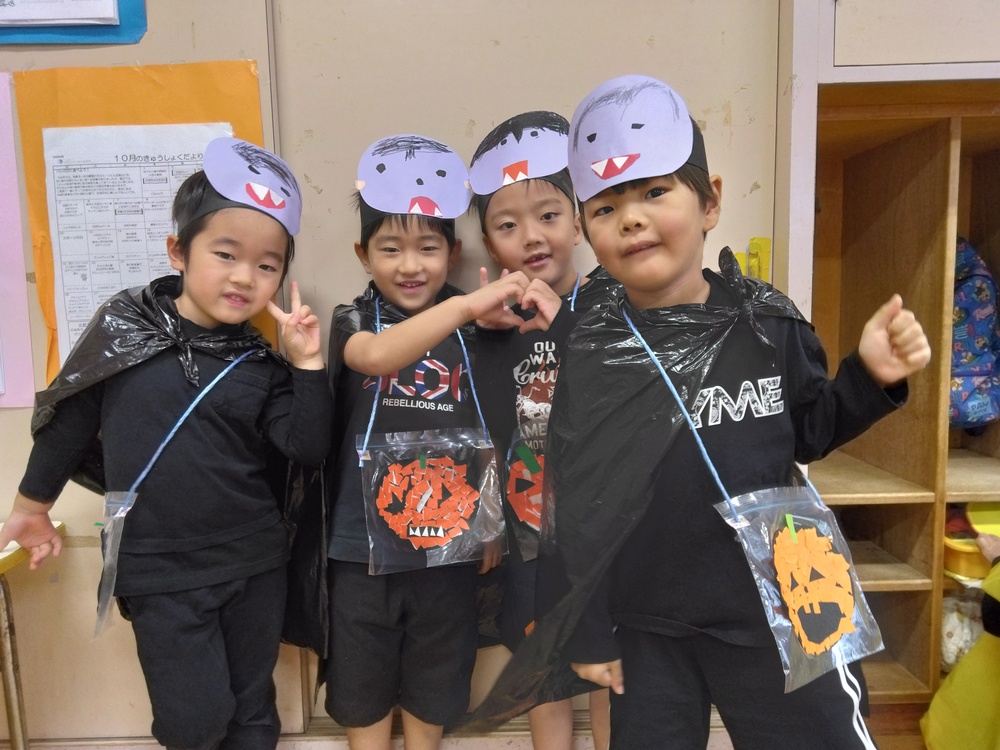 ドラキュラの仮装をした子どもたち