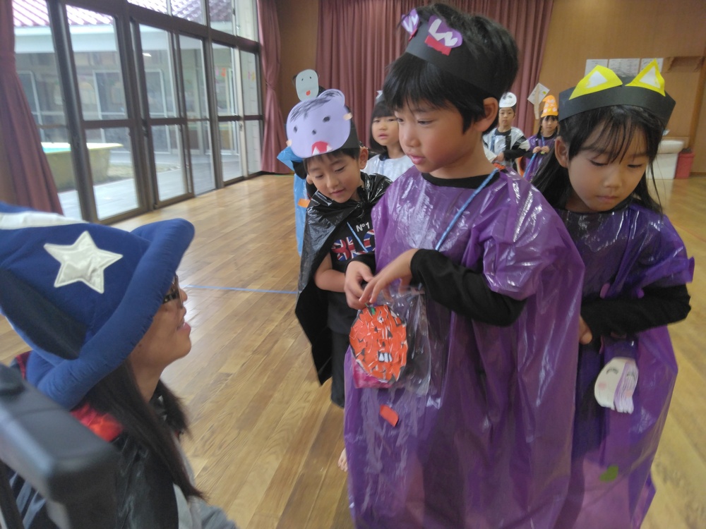 魔女にお菓子をもらっている様子