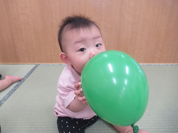 風船を口にあてる