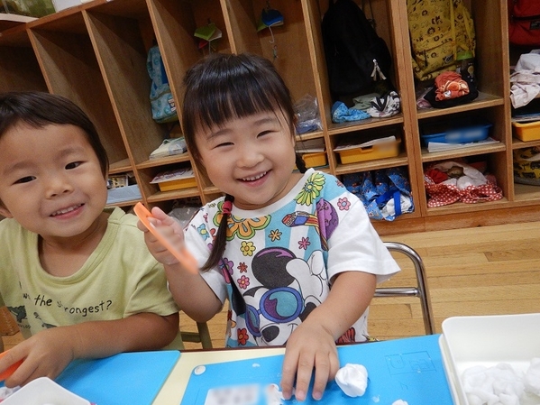 粘土で遊ぶ女の子