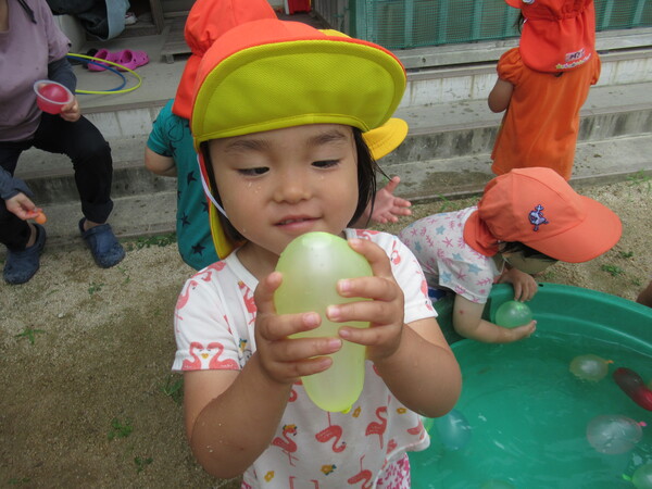 水風船で遊んでいる