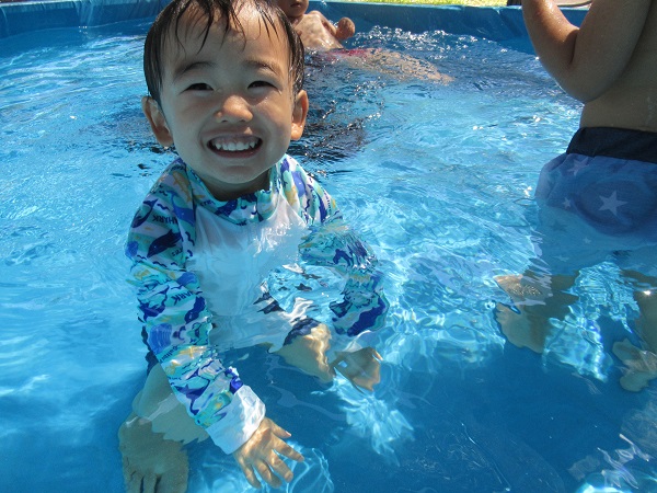 プールで遊ぶ男の子