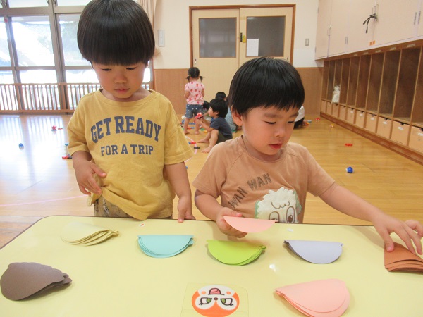 好きな味のアイスクリームを選んでいる男の子