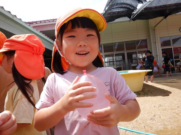 水風船を見せる女の子