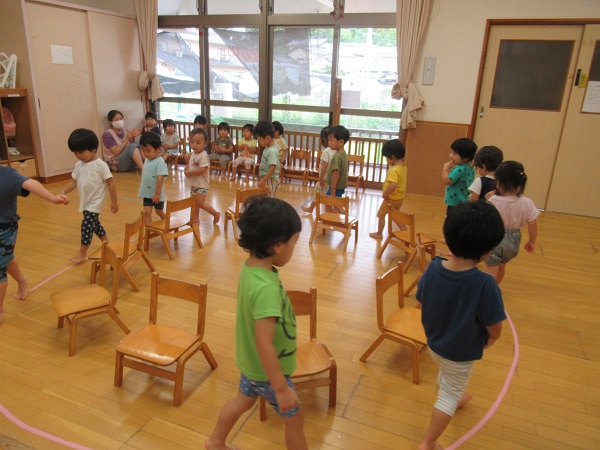 いす取りゲームをしている子どもたち