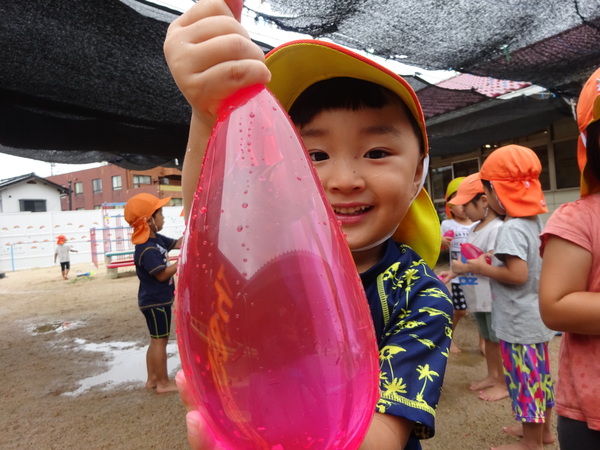 大きい水風船を作る様子