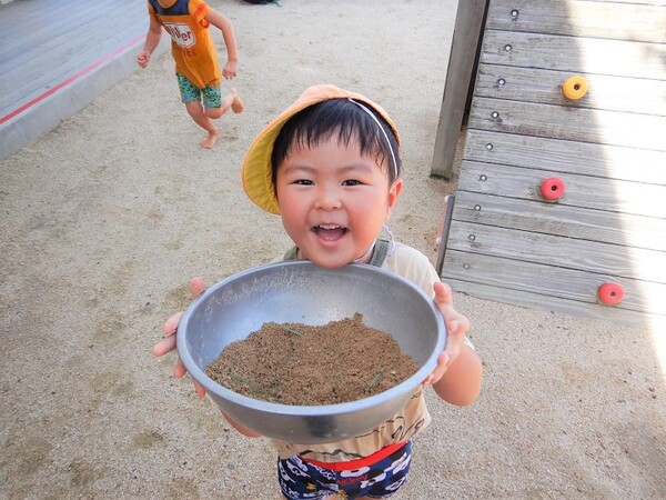 おままごとを楽しむ男の子