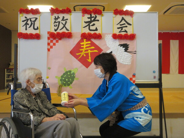 お祝いの品贈呈