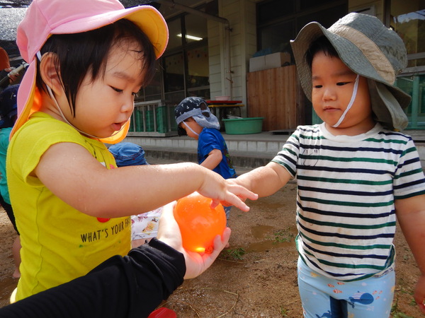 水風船を触る