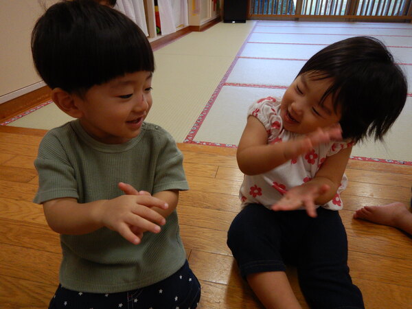 友だちと一緒に手遊びをする
